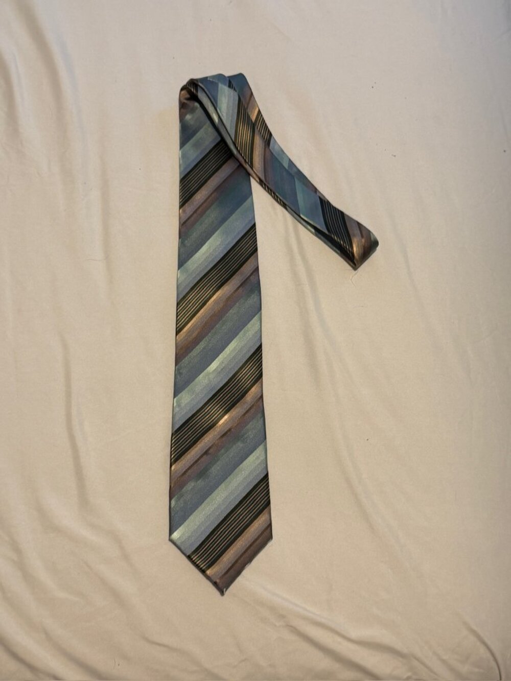 Kenneth Cole Reaction 100% Silk Tie